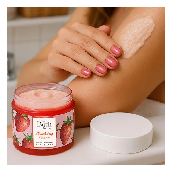 THE BATH FACTORY Nemlendirici Ve Arındırıcı Vücut Peelingi - Çilek Aromalı 300gr - Görsel 3