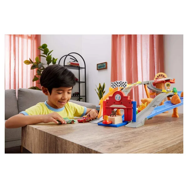 Disney Cars Radiator Springs Yarış ve Kurtarma Pisti Oyun Seti JFL57 - Görsel 4