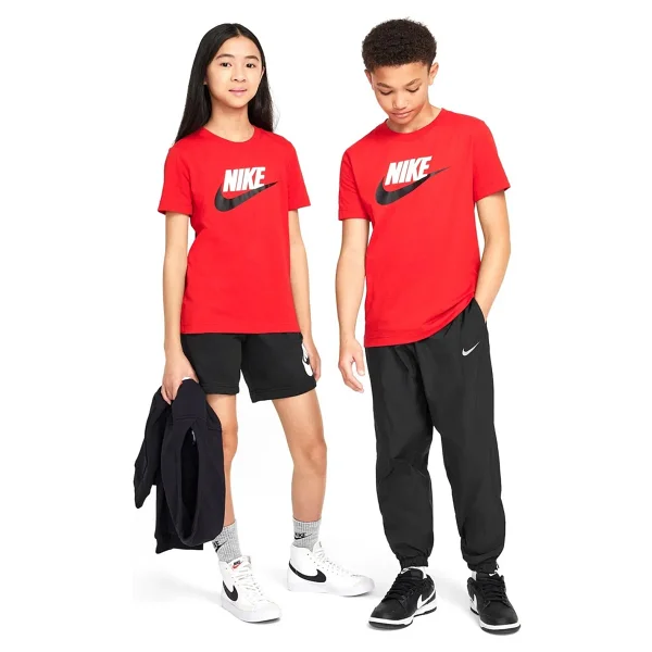 Nike Sportswear FZ5178-657 Kırmızı Kısa Kollu Bisiklet Yaka Çocuk Tişört - Görsel 3