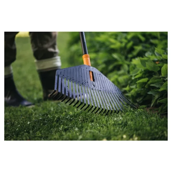 Fiskars 135016 Solid Geniş Yaprak Tırmığı - Görsel 7