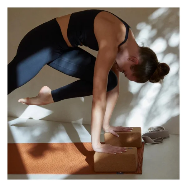 Manduka Mantar Yoga Bloğu - Esnek Sürdürülebilir Malzeme, Taşınabilir, Rahat, Kavraması Kolay Fitness, Yoga Egzersizi ve Pilates 9 x 6 x 4 - Görsel 7