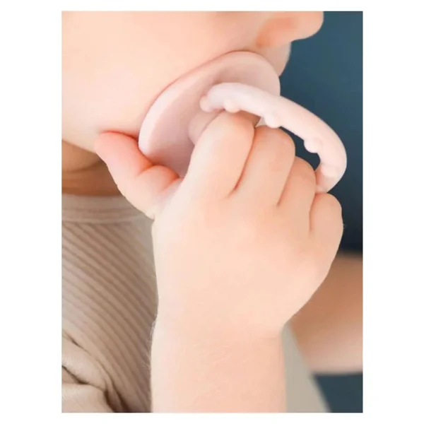 Oioi Silikon Diş Kaşıyıcı 3+ Ay Pinky Pink Ergonomik Tutma Özelliği İle Bebek Gelişimine Destek - Görsel 4