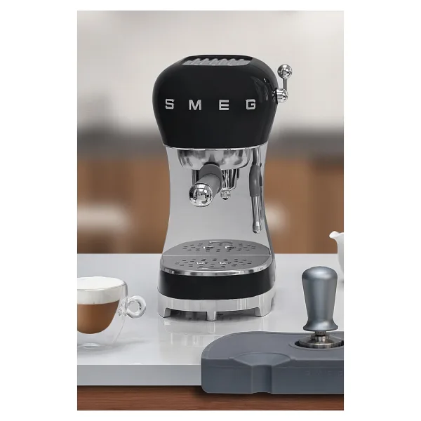 Smeg ECF02BLEU Retro Siyah Manuel Espresso Makinesi