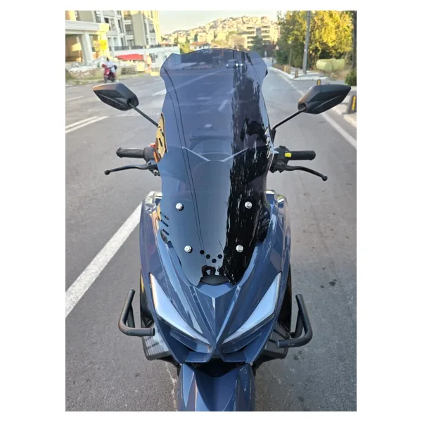 Motocam Küba Newcity 125 Ön Cam 2023-2026 Model 65Cm Siyah Renkli 4Mm Orta Boylu