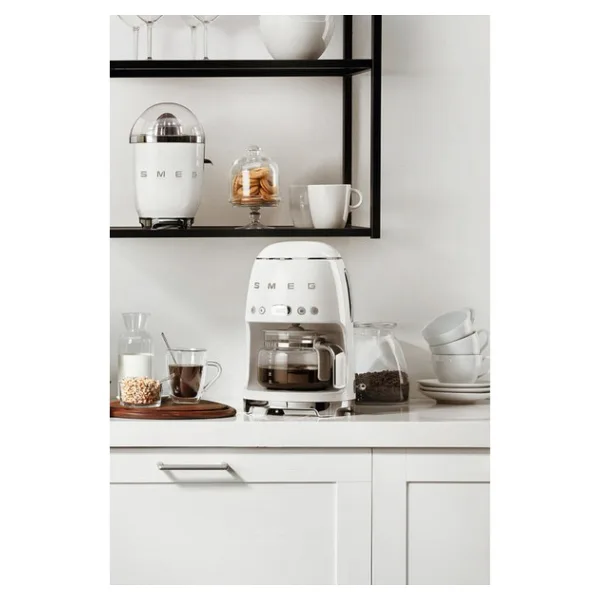 SMEG Beyaz Filtre Kahve Makinesi 10 Fincan Kapasitesi ile Otomatik Kapanma ve Zamanlayıcı Özellikli