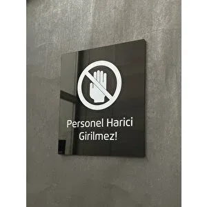 Yönline Siyah Parlak Pleksi Personel Harici Girilmez Uyarı Levhası