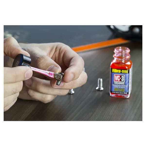 ND Industries Vibra-Tıte Vc-3 Threadmate Vida,civata Sabitleyici, Fırça Kapak Aplikatörlü 30 ml Şişe