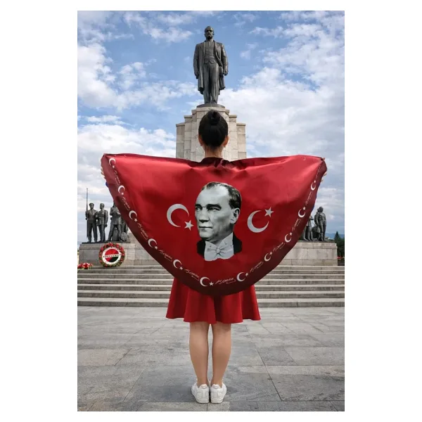 Tarzını Seç Tarzını Seç Atatürk Portre Bayraklı Pelerin Gösteri Kostümü 145X73Cm
